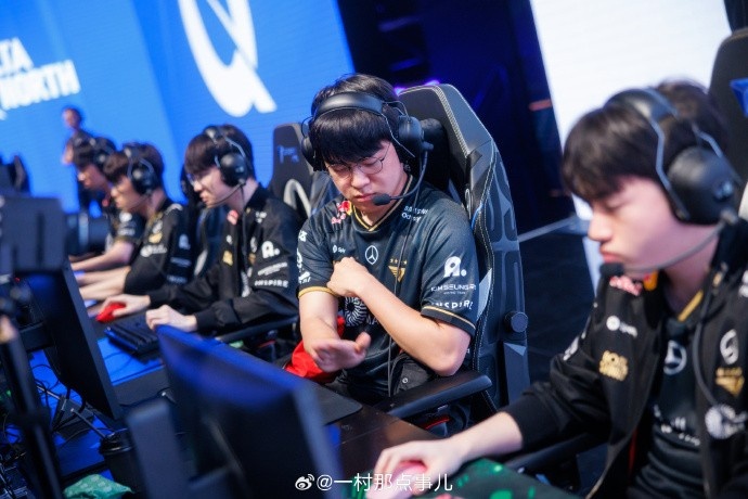 摄影师一村分享返图：Faker胜利后开心的笑了